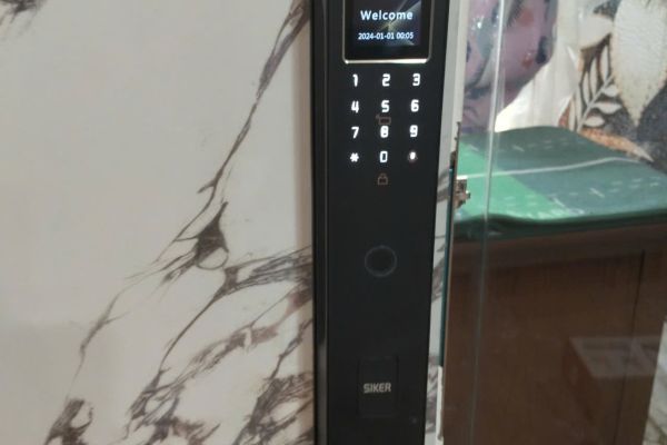 SIKER CHO RA MẮT KHÓA THÔNG MINH DÀNH CHO CỬA GỖ, CỬA NHÔM THỦY LỰC BẢN LỚN MANG TÊN KTS950MC